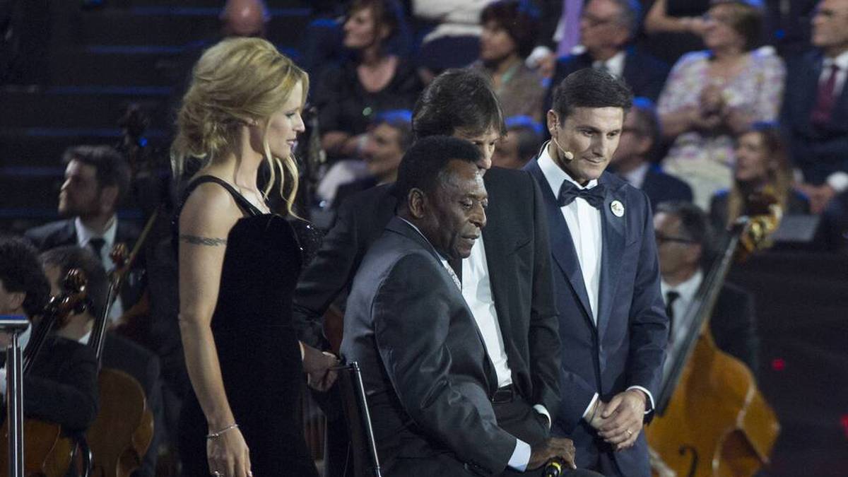 Bei Wohltätigkeitsveranstaltungen und auf dem roten Teppich war Pelé ebenfalls noch regelmäßig anzutreffen. Wie hier bei einem Charity Konzert in Italien mit Michelle Hunziker und Javier Zanetti.