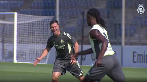 Real Madrid ist nach der kurzen Sommerpause wieder ins Training für die kommende Saison eingestiegen. Wie immer als Antreiber vorne mit dabei: Trainer Xabi Alonso, der Mbappe und Co. gehörig ins Schwitzen bringt.