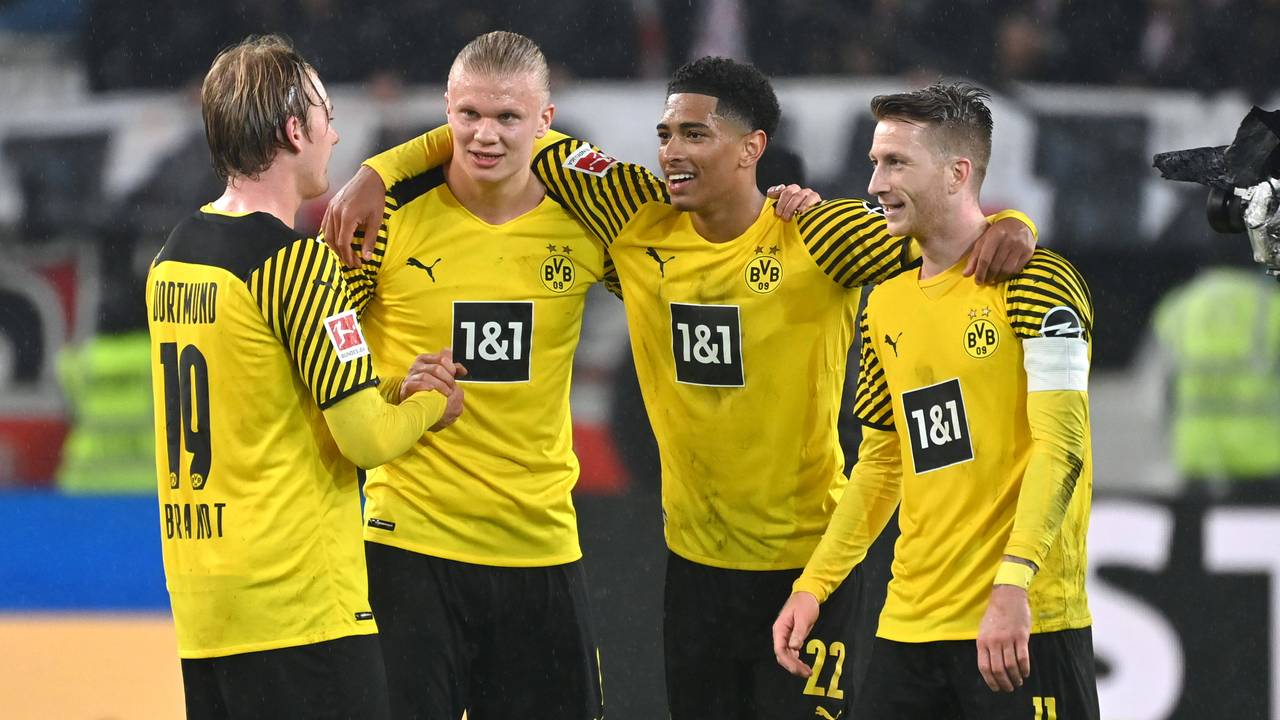 Borussia Dortmund: Erling Haaland wird nach Torflaute von Mitspielern aufgebaut
