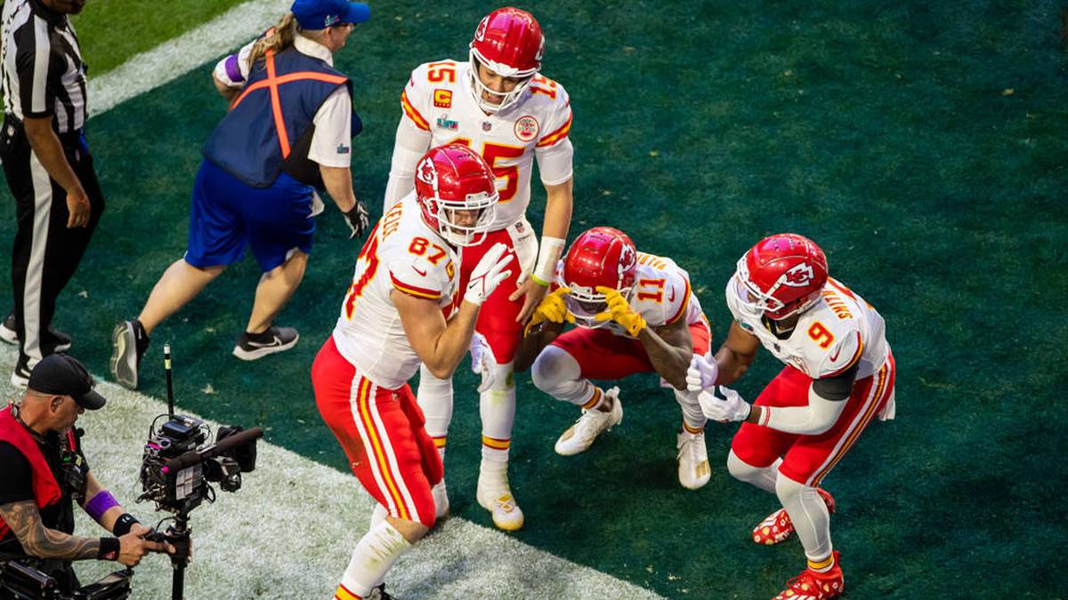 Neben Mahomes ist auch Travis Kelce (Nr.87) eine Säule des Erfolgs. Der Tight End sorgt mit 81 Yards für den meisten Raumgewinn im Receiving Corps und steuert noch einen Touchdown zum Erfolg bei