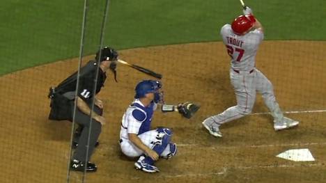 Schrecksekunde in Los Angeles: Der Schiedsrichter Nate Tomlinson wird beim Spiel der LA Dodgers gegen die Angels vom zerbrochenen Schläger von Mike Trout, trotz Maske, mitten im Gesicht getroffen.