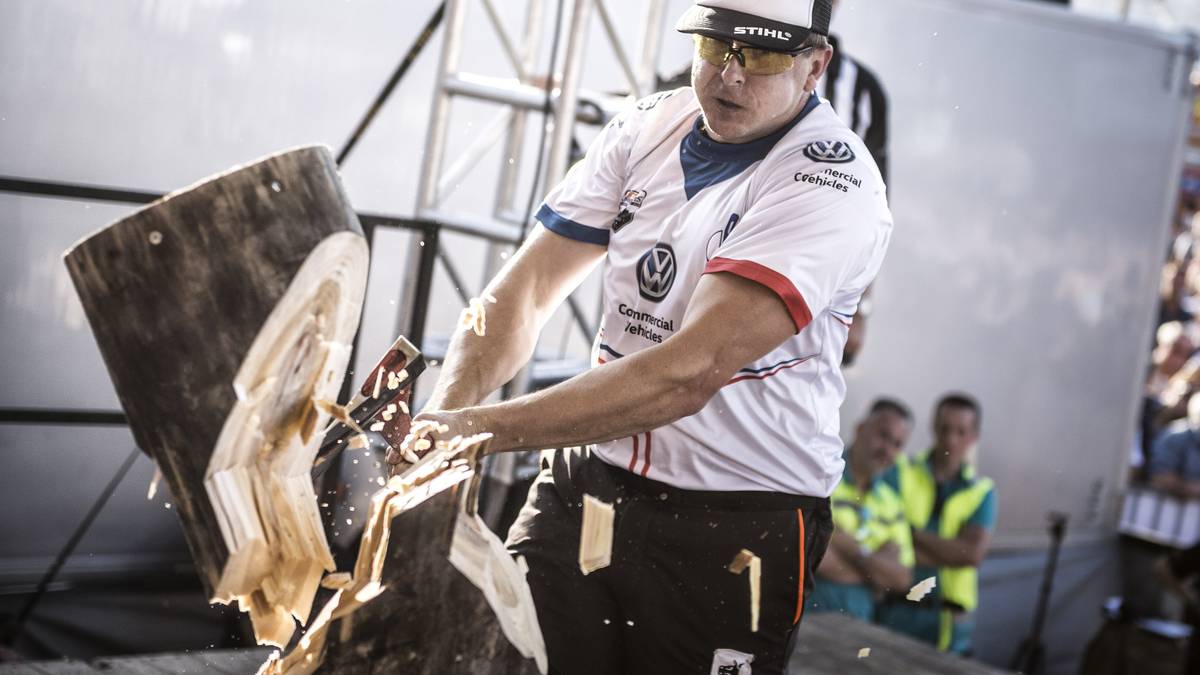 Komárek trainiert dreimal die Woche für eine Stunde, um seine Technik und Kraft zu verbessern. "Das Motto der Serie ist richtig": Kraft entscheidet, Präzision gewinnt. "Ohne Training ist beides nicht möglich." 