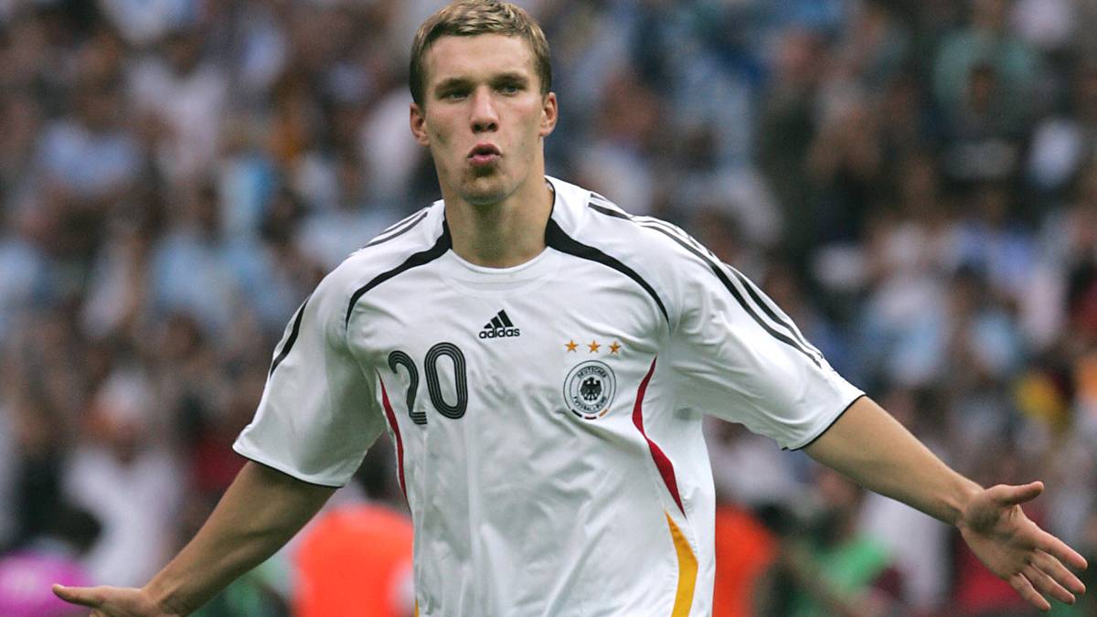 Bei der Heim-WM 2006 liefen der junge Lukas Podolski und seine Kollegen im weißen Trikot auf - mit geschwungenen Linien an den Seiten in den Nationalfarben.