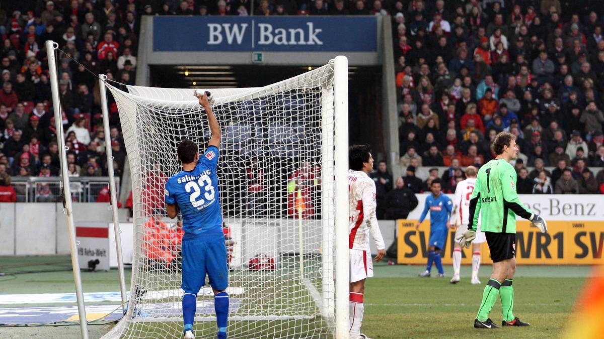 Denn Salihovic muss sich zunächst auf die Suche begeben: Denn Lehmann wirft ihn unmittelbar in hohem Bogen auf das Tornetz, von wo ihn sich der Bosnier wieder herunterfischen muss. Für Hoffenheims Coach Ralf Rangnick ist die Aktion "hochgradig unsportlich", Lehmann wehrt sich und wirft dem Coach "niveaulose Äußerungen" vor 