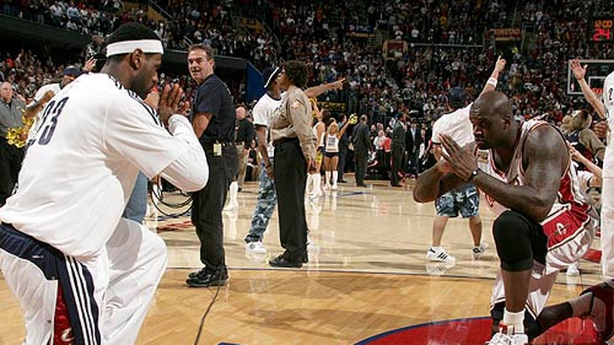 In Cleveland wird erst einmal eine Gruß-Zeremonie mit "King James" einstudiert. Nach Kobe und Wade ist er wieder an der Seite eines großen Scorers - daher "The Big Sidekick". Der ganz große Erfolg stellt sich aber nicht ein