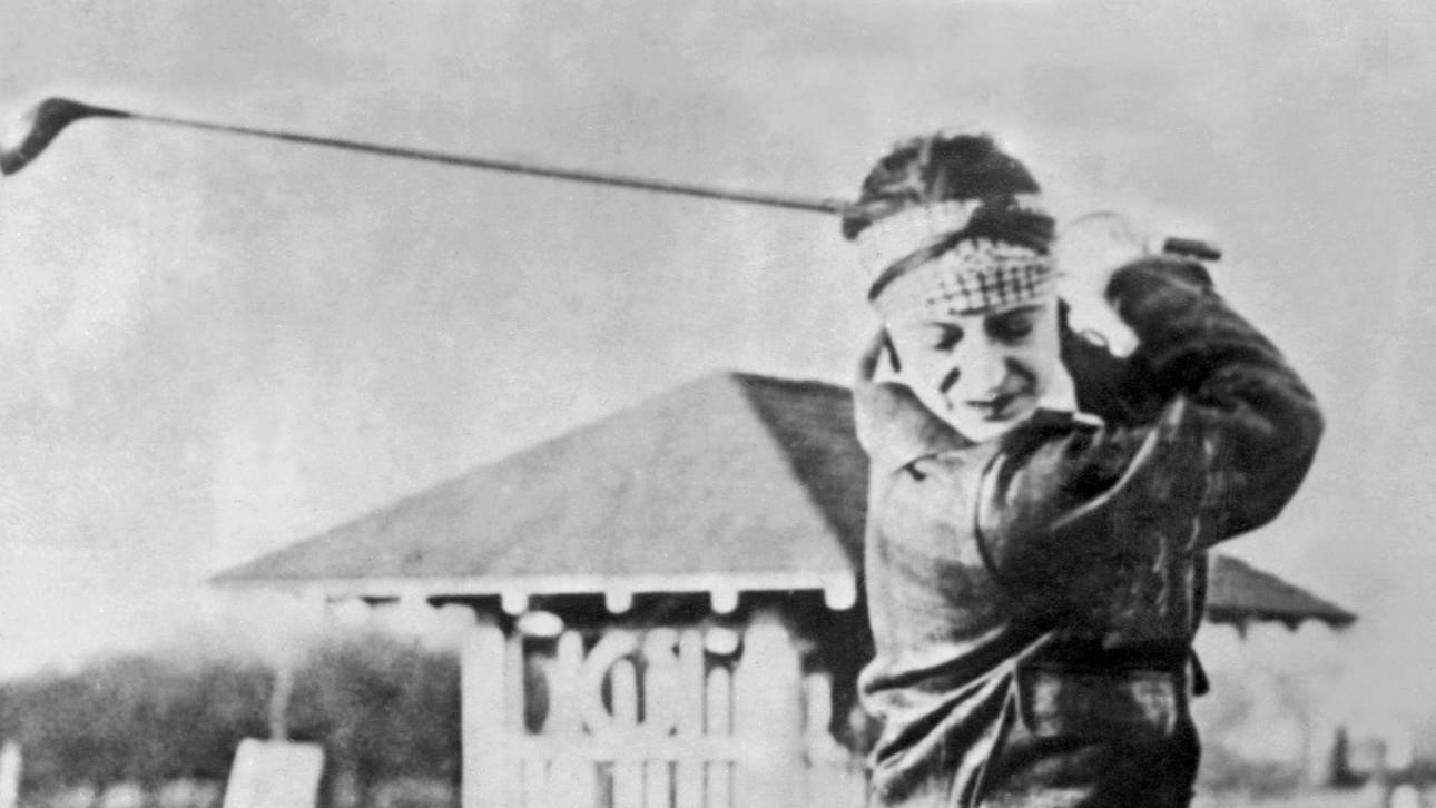 TENNIS-LENGLEN-GOLF Auch außerhalb des Center Courts blieb Suzanne Lenglen ihrem modischen Stil treu