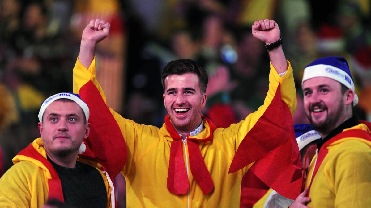 Auch dieses männliche Trio hat sich für die WM verkleidet