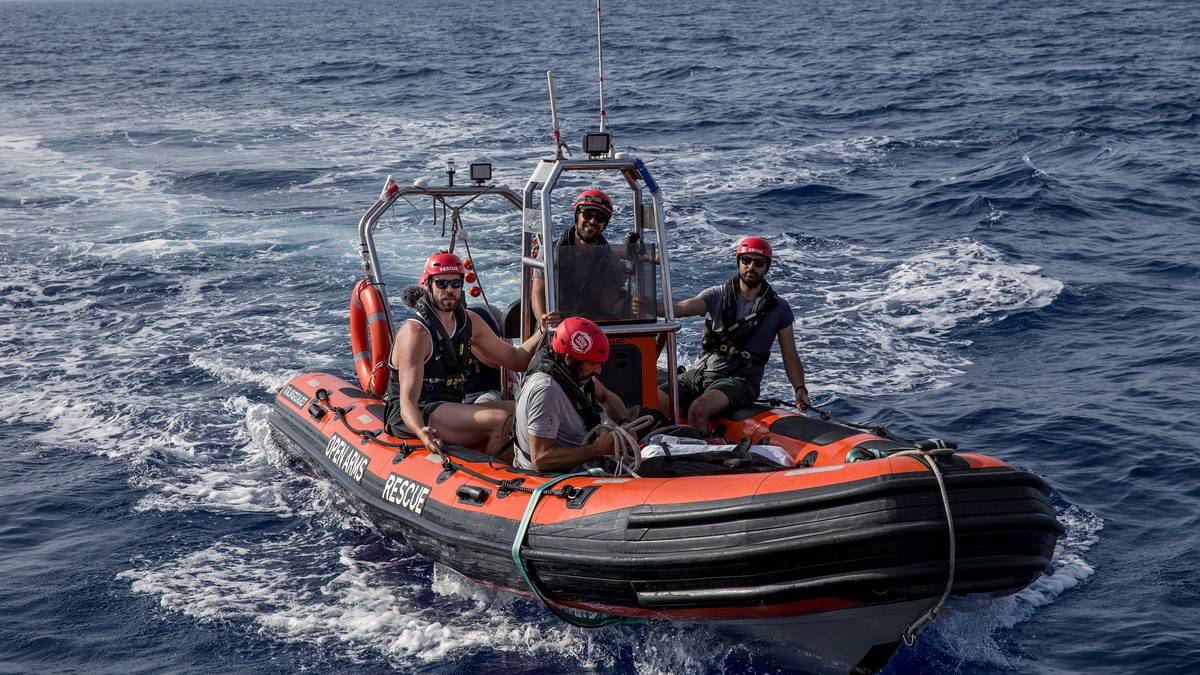 Marc Gasol (l.) hilft bei der Rettung von Flüchtlingen im Mittelmeer