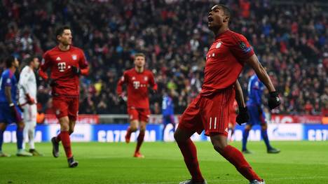 Douglas Costa (r.) wechselte von Schachtjor Donezk zum FC Bayern