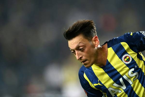 Özil gibt Debüt für Basaksehir