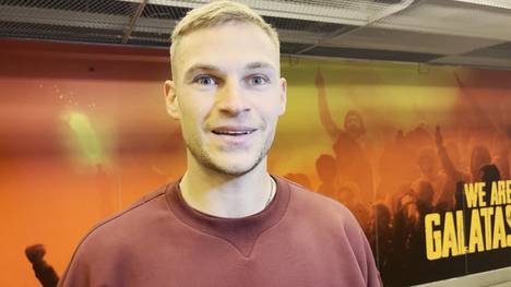 Im Champions-League-Match der Bayern gegen Galatasaray verursacht Joshua Kimmich einen Elfmeter. Nach dem Spiel fragt der 28-Jährige nach einem Bild von der Szene. 