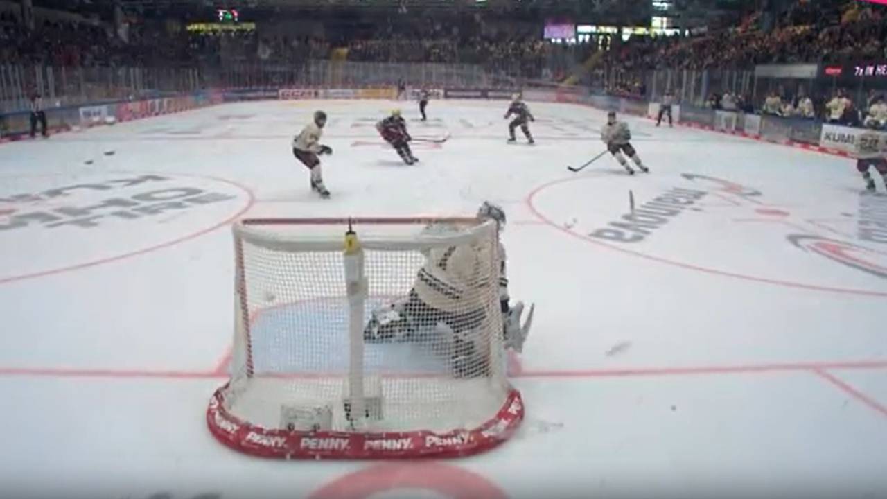 Kuriose Szene: Puck im Tor, aber kein Treffer
