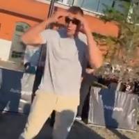 Rob Gronkowski geht gut gelaunt durch die Straße - als ihn die Nachricht einer March-Madness-Sensation völlig aus der Fassung bringt. Nicht nur Tom Bradys Buddy ärgert sich mächtig.