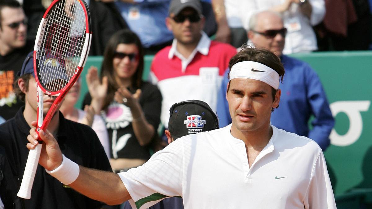 Monaco, MONACO:  Swiss Roger Federer celebrates after beating his Serbian opponent Novak Djokovic during their Monte Carlo Masters tennis match, 17 april 2006 in Monaco. Federer won 6-3, 2-6, 6-3.   AFP PHOTO VALERY HACHE  (Photo credit should read VALERY HACHE/AFP via Getty Images)