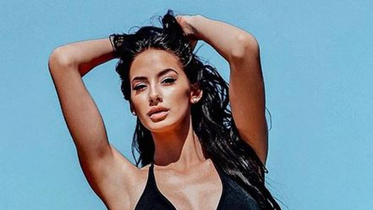 Dazu versteht es Brenda auch hervorragend, ihre Reize in Szene zu setzen. Die perfekte Pose ist alles