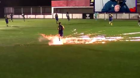 Ein Fußball-Spiel in England musste unterbrochen werden, weil ein Spieler von einem Feuerwerkskörper getroffen wurde.