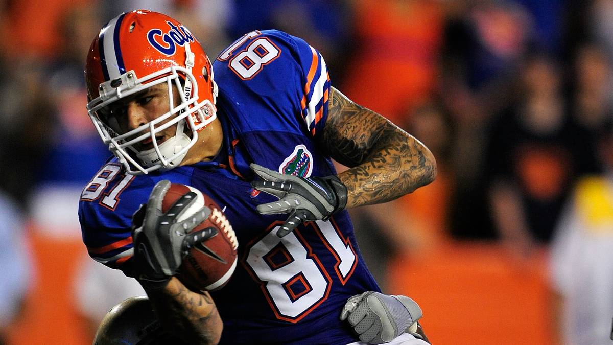 Mit Hernandez und Quarterback Tim Tebow holen die Gators 2008 die Meisterschaft. Von den insgesamt 121 Spielern werden unglaubliche 41 während oder nach ihrer College-Zeit mindestens einmal verhaftet, angeklagt oder verurteilt - darunter auch große NFL-Namen von heute. SPORT1 blickt auf das unfassbare Knast-Collegeteam zurück