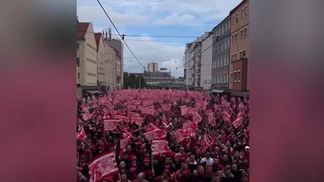 Der 1. FC Nürnberg feiert seinen 125. Geburtstag. Schon vor dem Heimspiel gegen die SV Elversberg schmücken die Fans ihre Stadt in Rot und Weiß.