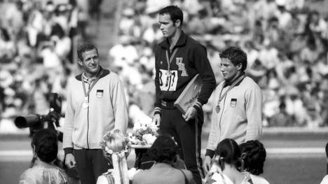 Siegerehrung Zehnkampf Olympische Spiele 1968 in Mexiko: Olympiasieger Bill Toomey (USA, Mitte) zwischen Hans Joachim Walde (li.) und Kurt Bendlin (beide BR Deutschland)