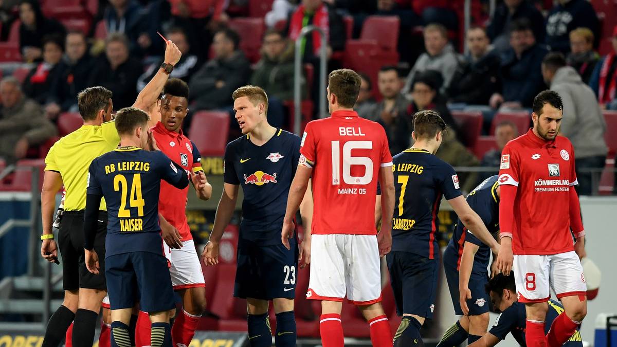 Jean-Philippe Gbamin sieht Rot. Nach einer heftigen Attacke gegen Rani Khedira muss der Mittelfeldspieler vom Platz (89.)