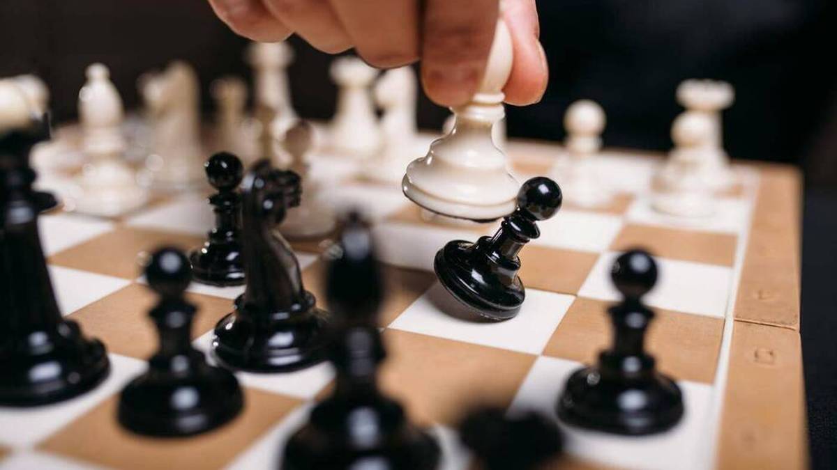Bundesliga-Vertreter erklären: Wie kann man beim Schach eigentlich  betrügen?