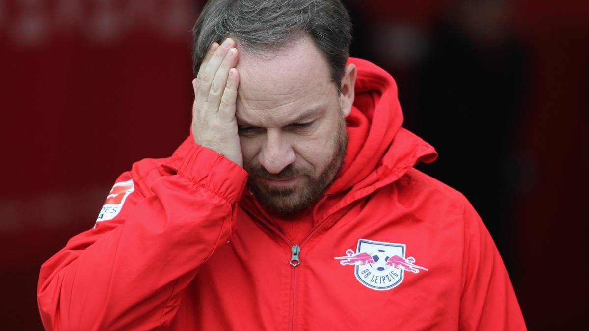 Doch der direkte Aufstieg ins deutsche Oberhaus misslingt. Erfolgscoach Alexander Zorniger muss deshalb während der Saison 2014/15 gehen