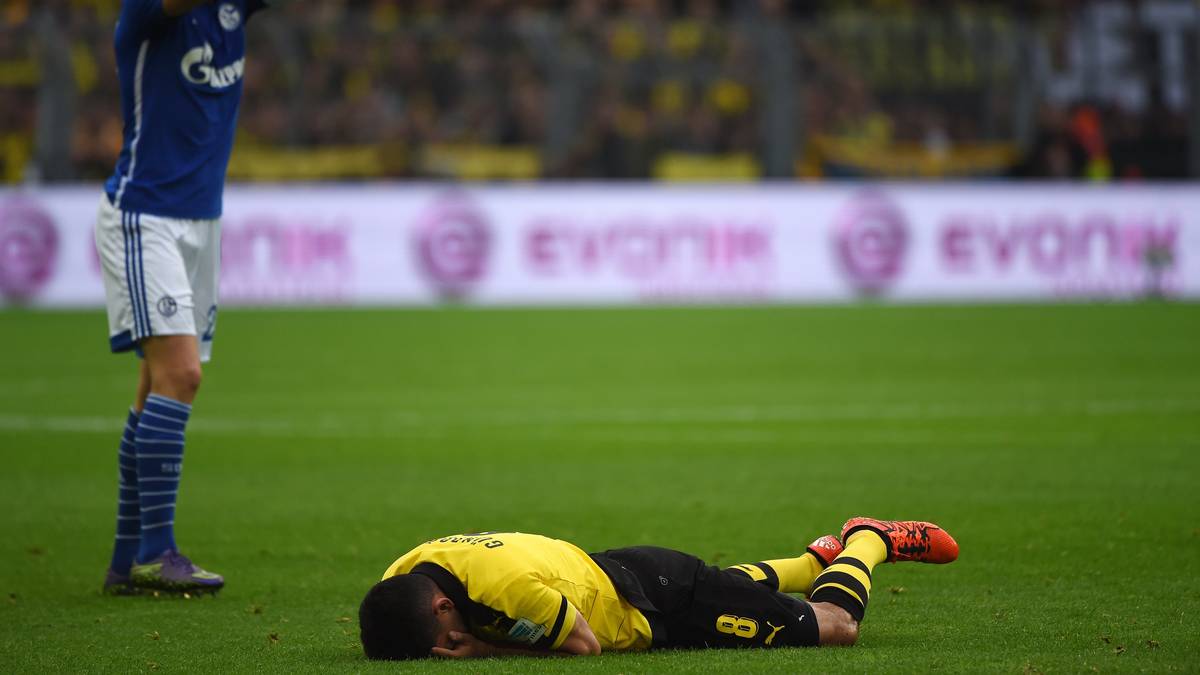 Bis zum Sommer 2013 fällt Ilkay Gündogan nicht als verletzungsanfällig auf. Doch dann beginnt eine brutale Leidenszeit: Eine Stauchung der Wirbelsäule sorgt für über 400 Tage Zwangspause inklusive Behandlung auf der Krim. Es folgen unzählige kleine Blessuren, ehe im Mai 2016 der nächste Schock kommt: Kniescheibenbruch kurz vor der EM. Seinem neuen Klub Manchester City wird Gündogan bis in den Herbst hinein fehlen