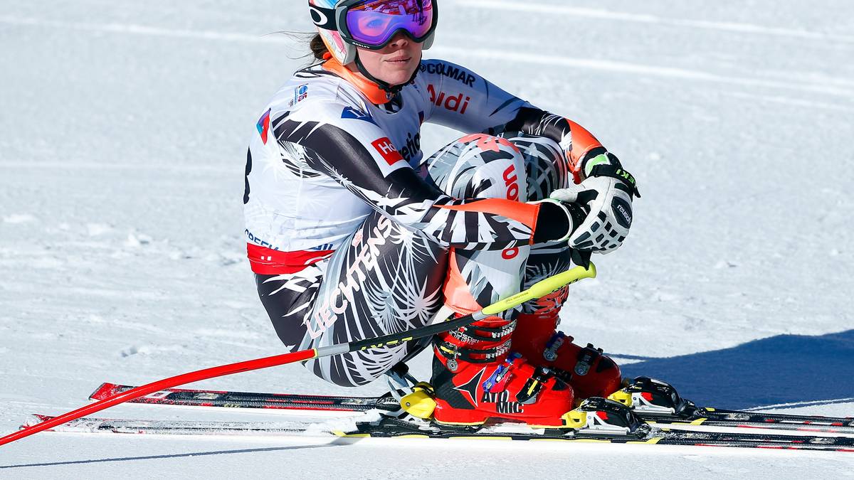 Noch schlechter läuft es für Mit-Favoritin Tina Weirather aus Lichtenstein, die sogar die Top Ten verpasst. Kuriose Info am Rande: Bei der Siegerehrung zum Super G wird Weirather vom Sprecher fälschlicherweise als Österreicherin vorgestellt