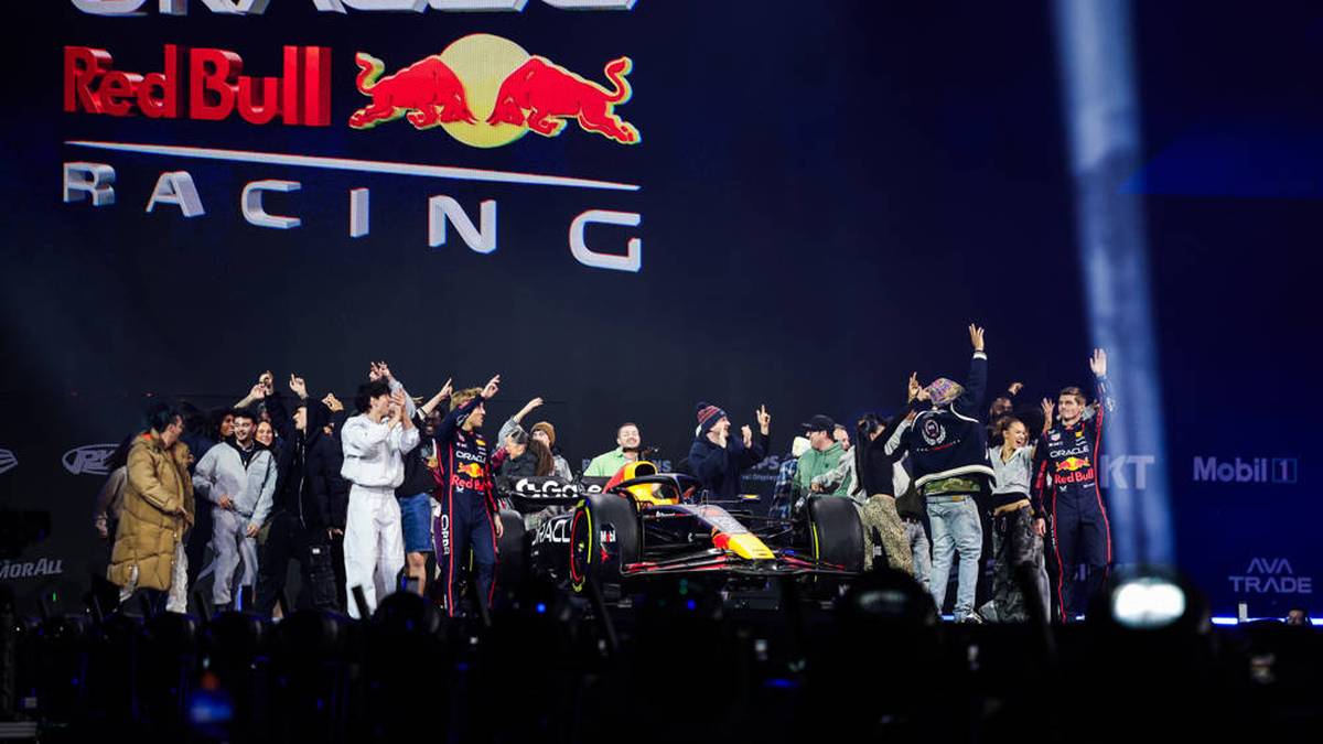 Selbstverständlich zeigte auch das Red-Bull-Team den Boliden für die kommende Saison, den "RB21".