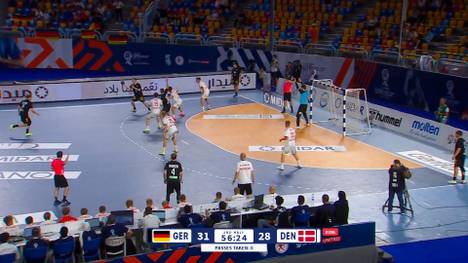Die deutsche Nationalmannschaft ist bei der Handball-WM der U19 auch im Halbfinale gegen Dänemark nicht zu bremsen und zieht ins Finale ein! Neben starken Torhüterleistungen ebnet auch ein spektakulärer Traumpass in der entscheidenden Phase den Weg ins Endspiel. Alle Spiele der Handball-WM der U19 gibt’s im Livestream bei Handball Globe TV auf SolidSport.