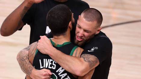 Daniel Theis (r.) und die Celtics feiern den entscheidenden Sieg