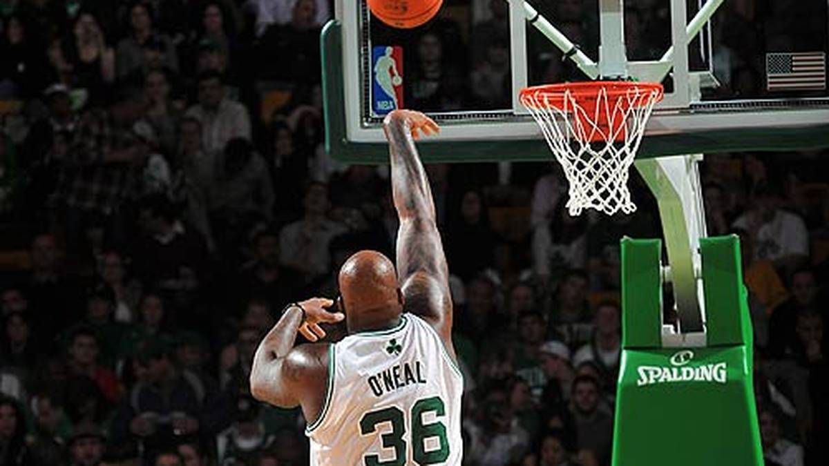 Ob der wohl reingeht? Die fatale Freiwurf-Schwäche begleitet "The Big Shamrock" auch noch zu Celtics-Zeiten. In seiner Karriere vergibt "Shaqovic" 5.317 Freiwürfe. Nur Wilt Chamberlain (5.805) übertrifft ihn