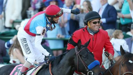 Jockey John Velazquez (l.) und Hengst Medina Spirit 