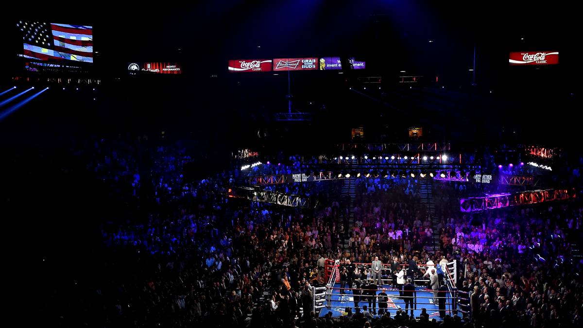Der eigentliche Kampf verzögert sich wegen technischer Übertragungsprobleme eine Weile - so langsam aber nähert sich der Einmarsch der Protagonisten