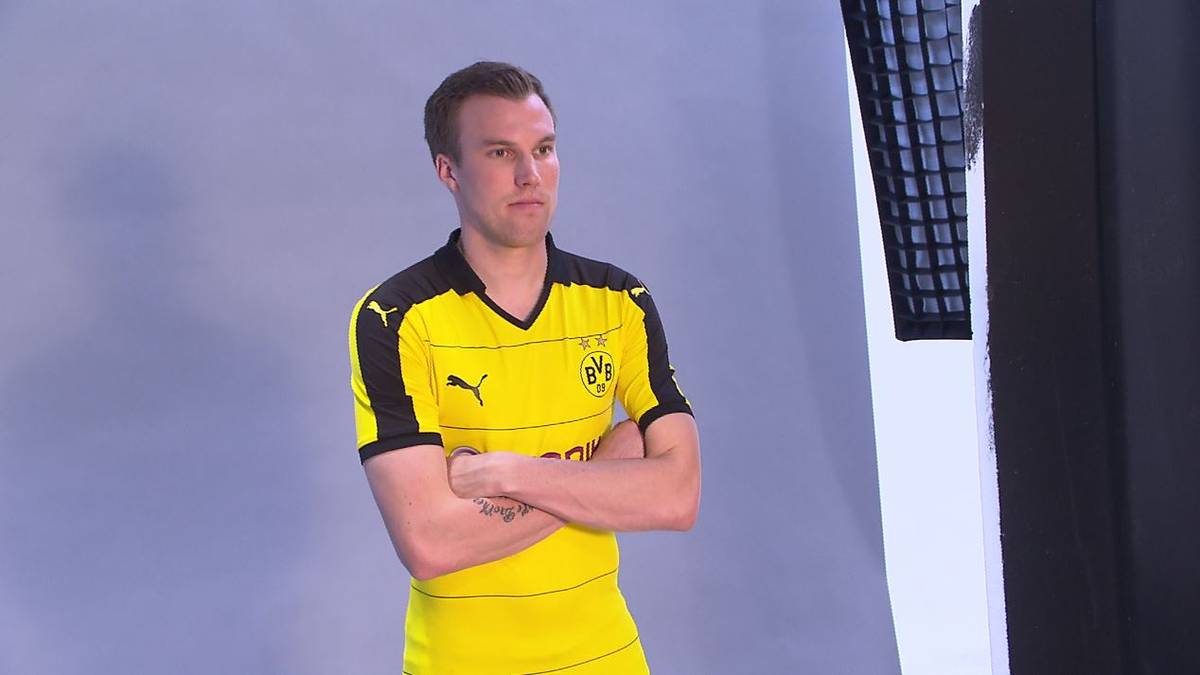 Die dicken schwarzen Streifen der letzten Saison sind weg und wurden durch schlichte quer verlaufende Nadelstreifen ersetzt, wie man auch bei Kevin Großkreutz erkennen kann