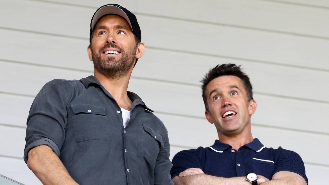Ryan Reynolds (l.) und Rob McElhenney verhelfen Wrexham zu weltweiter Bekanntheit