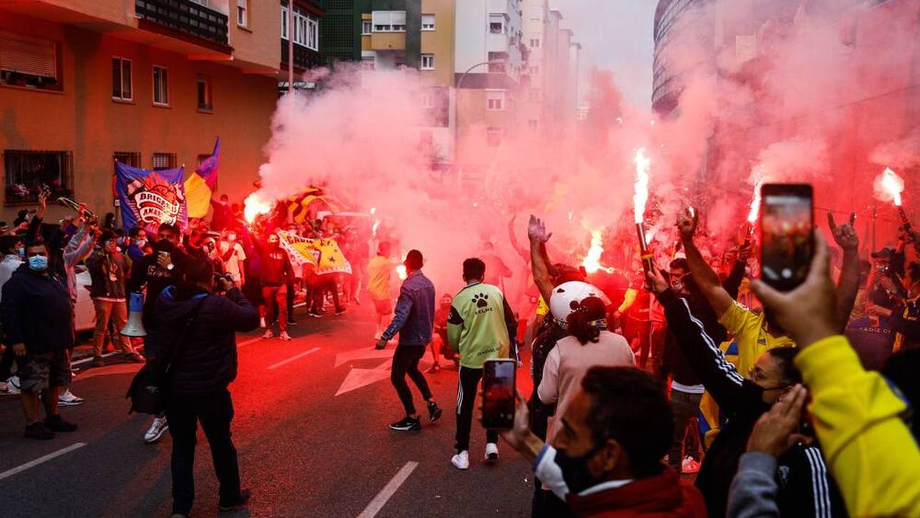 Real-Bus von wütenden Fans belagert
