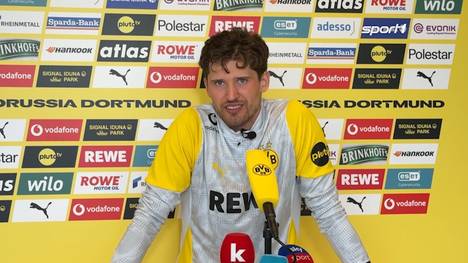 Immer wieder gibt es Transfergerüchte rund um BVB-Keeper Gregor Kobel. Im Rahmen einer Medienrunde beim Trainingslager in Marbella äußert sich der 28-Jährige dazu. 