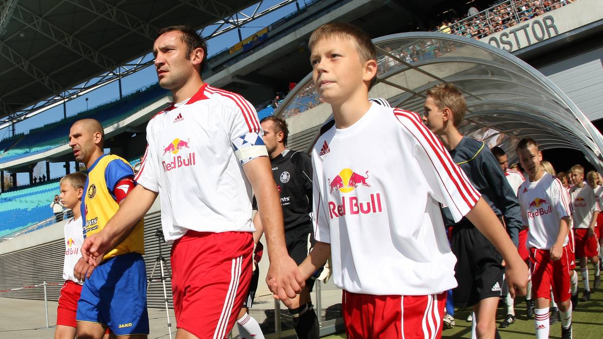 2009 beschließt der Getränkekonzern, auch im deutschen Fußball mitzuwirken. Nach der Übernahme der Lizenz des Oberligisten SSV Markranstädt steigt RasenBallsport Leipzig bereits nach der ersten Saison in die Regionalliga Nordost auf