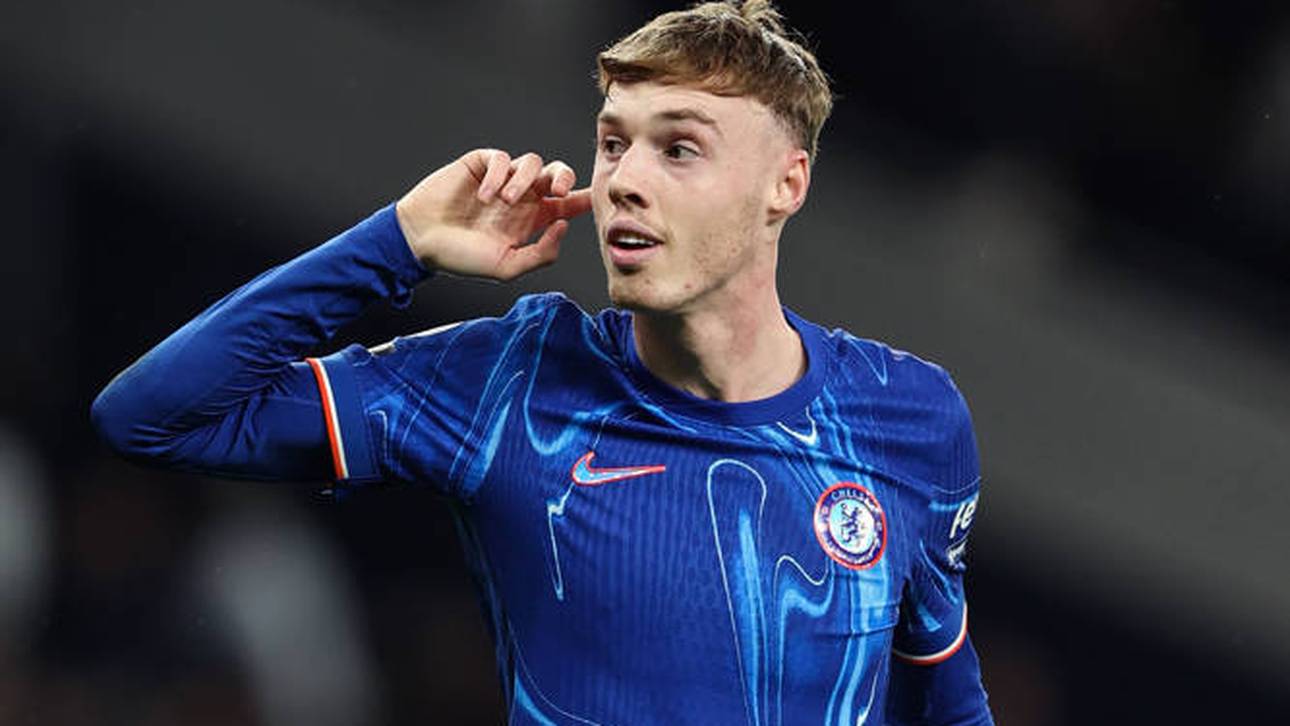 Cole Palmer hält sich einen Finger ans Ohr