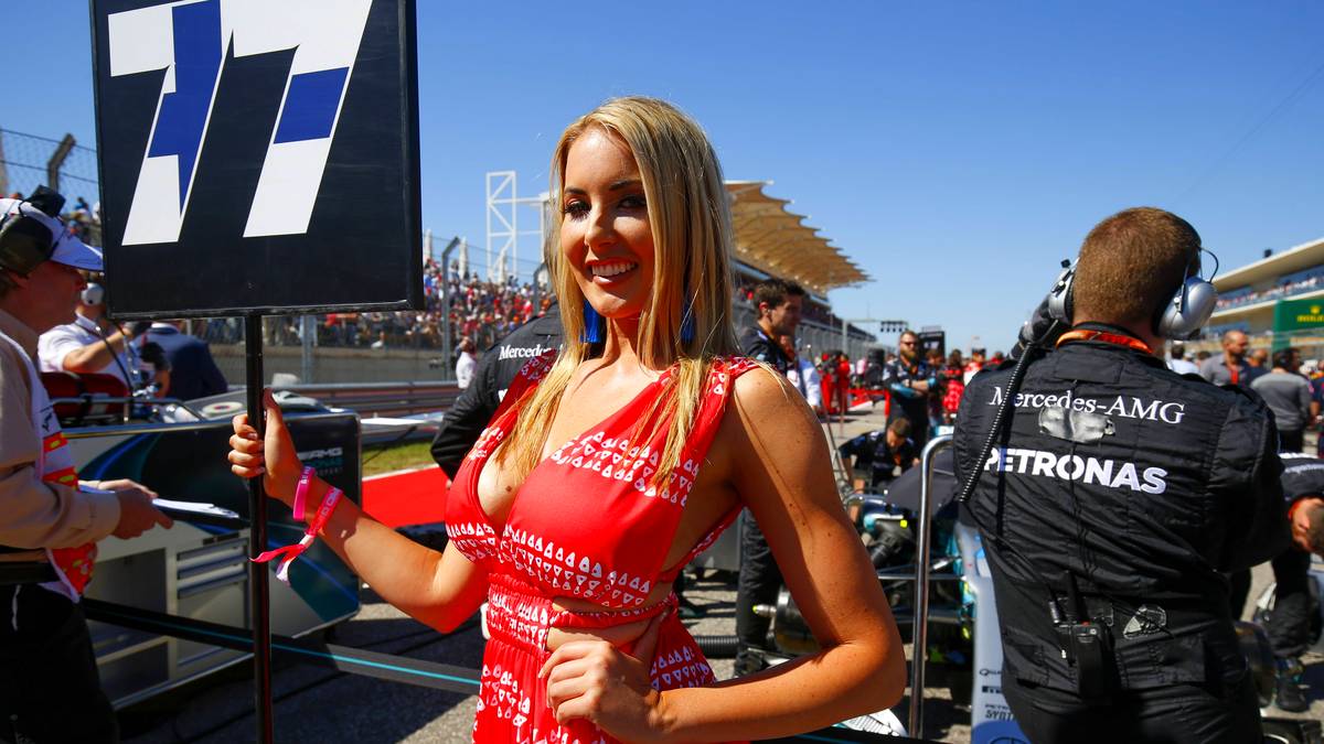 Einmal im Jahr macht hier die Königsklasse Station - und die Grid Girls haben ihren großen Auftritt vor einem Weltpublikum