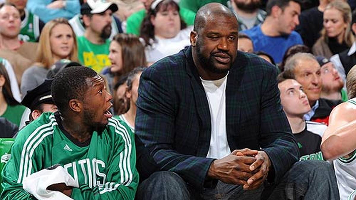 Seine Zeit in Boston ist geprägt von Verletzungen. Shaq verbringt mehr Zeit im Anzug als im Celtics-Grün - Nate Robinson (l.) ist trotzdem gut drauf