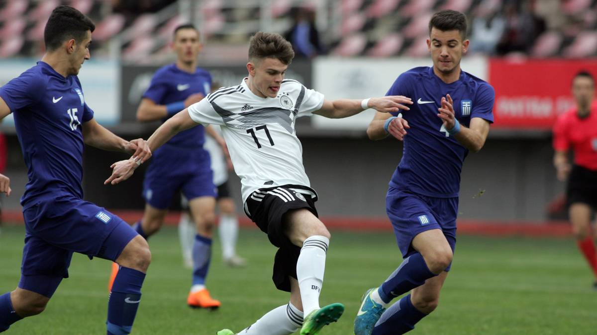 FABRICE HARTMANN: 21 Spiele, 20 Tore - so lautet die stolze Bilanz des 17 Jahre alten Rechtsaußen vom RB Leipzig in der B-Junioren-Bundesliga. Im DFB-Trikot steht er bei zwei Toren in acht Spielen