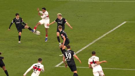 Drama pur im Halbfinale des DFB-Pokals. Der VfB Stuttgart und der SC Freiburg liefern sich bis in die Verlängerung einen packenden Fight. Dort ist es eine ganz feine Aktion, die die Entscheidung für Stuttgart bringt. 