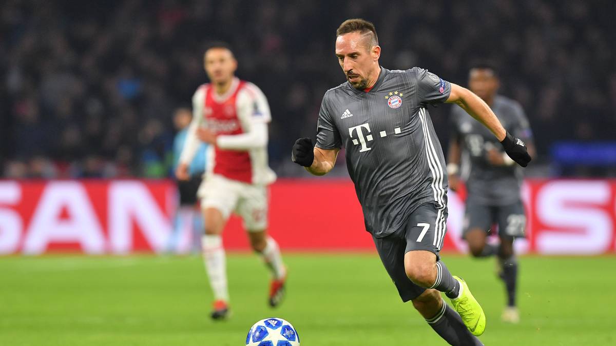 FRANCK RIBERY (bis 70.): Der Franzose spielte schwach in Amsterdam. Ribery kam defensiv kaum in die Zweikämpfe und hatte auch unnötige Ballverluste wie gegen Ziyech (19./48.). Schwacher Abschluss nach einem Dribbling (25.). In der zweiten Hälfte etwas besser, gute Flanke auf Lewandowski (66.), aber insgesamt zu wenig. SPORT1-Note: 4,5