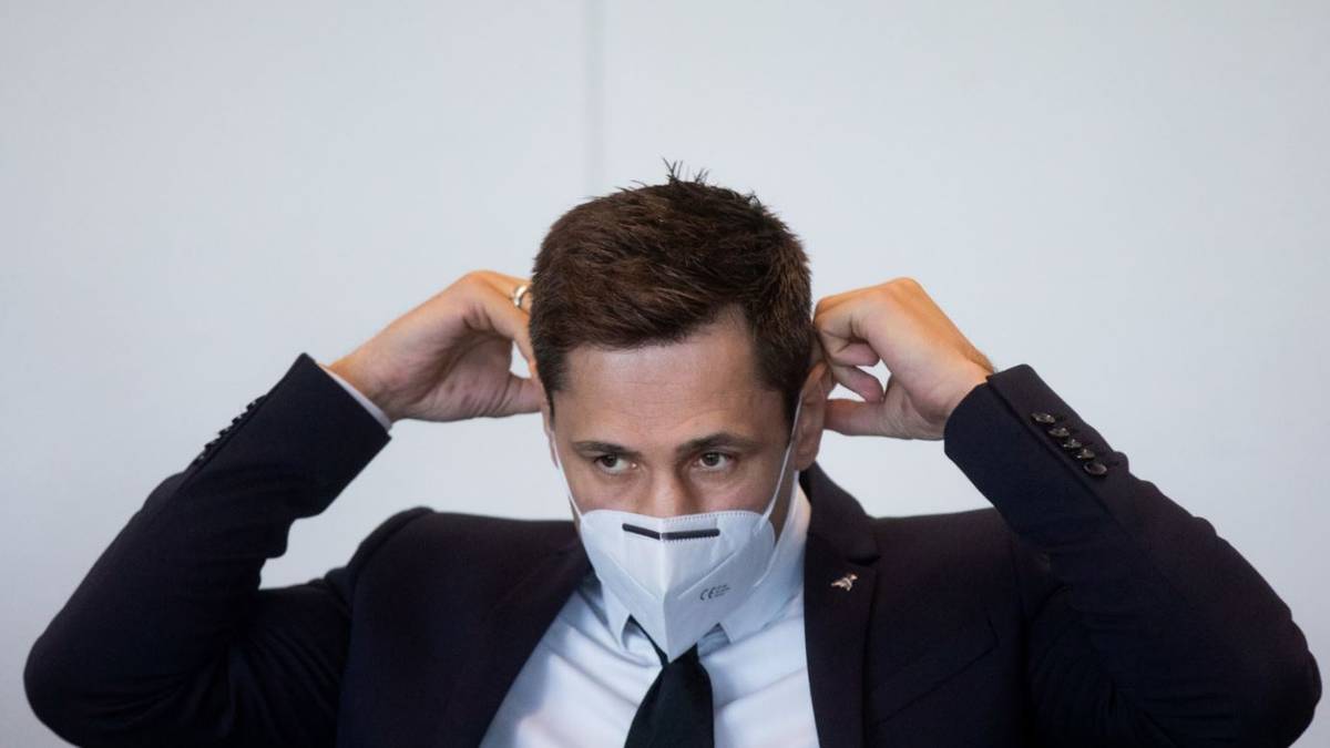 Felix Sturm (Steuerhinterziehung, Verstoß gegen das Anti-Doping-Gesetz, Körperverletzung/drei Jahre): Wegen dreier unterschiedlicher Vergehen muss Felix Sturm hinter Gitter. Der fünfmalige Weltmeister wurde vom Kölner Landgericht wegen Steuerhinterziehung, Verstoßes gegen das Anti-Doping-Gesetz und Körperverletzung zu einer Haftstrafe von drei Jahren verurteilt. 