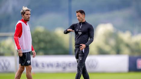 Domenico Tedesco steht nach dem verkorksten Bundesliga-Start in der Kritik. Mittelfeldspieler Kevin Kampl hat mit Unverständnis auf die Forderungen nach einer Entlassung von Tedesco reagiert. 