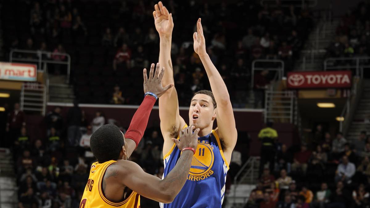 SHOOTING GUARD - KLAY THOMPSON: Currys kongenialer Partner im Backcourt kann nach seiner Gehirnerschütterung gegen Houston im ersten Finale auflaufen. Der 25-Jährige ist der beste reine Scorer der Warriors, es bleibt aber abzuwarten, wie er effizient er sein wird. Schließlich hatte er gegen Houston gerade sein Händchen von draußen wiedergefunden - Playoff-Schnitt: 19,7 Punkte. In einem möglichen Matchup mit Irving hätte er klare Größenvorteile, allerdings muss er wohl defensiv auch gegen LeBron James mithelfen