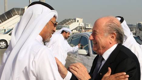 FIFA-Präsident Joseph Blatter und Mohammed bin Hammam begrüßen sich