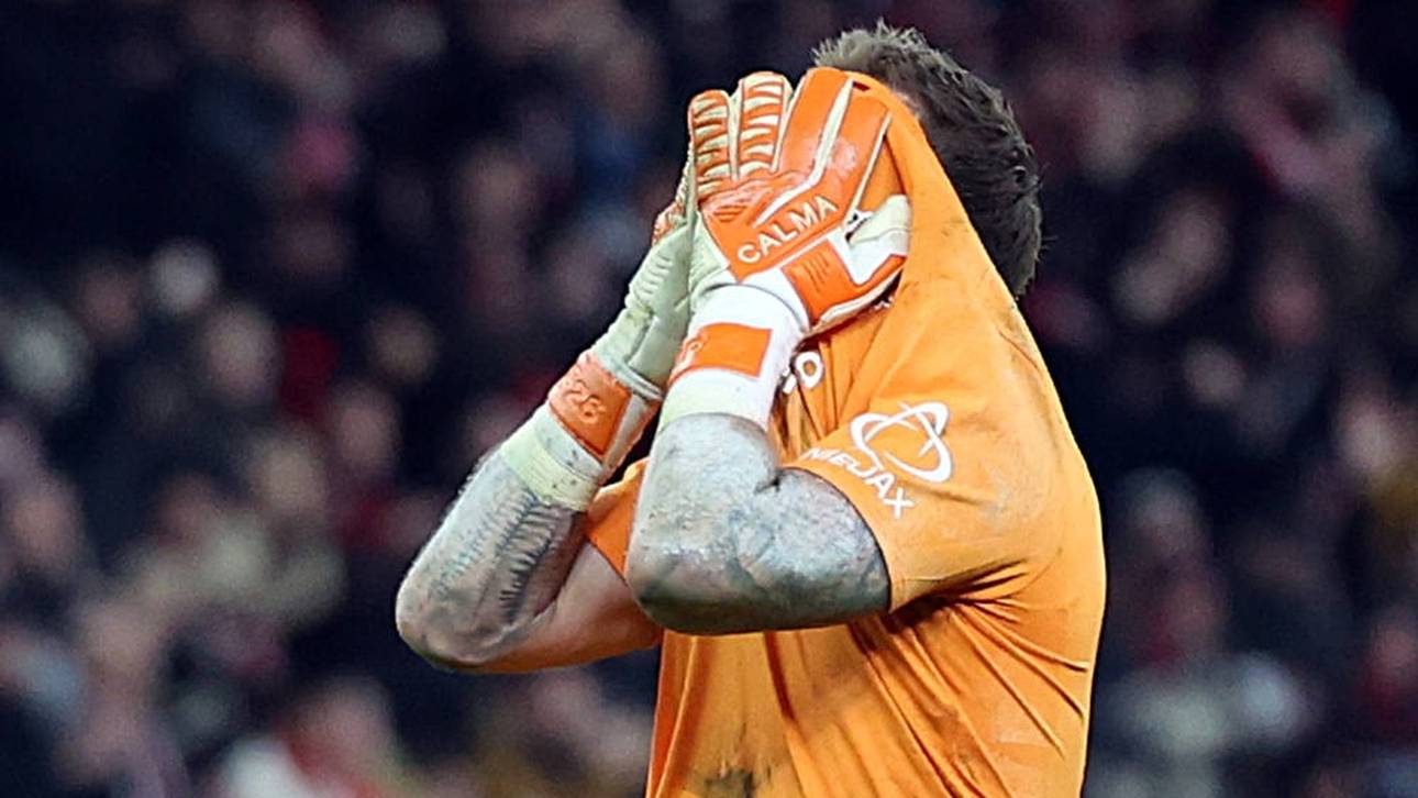 Leverkusens Torhüter Mark Flekken ärgert sich über einen Fehler im Spiel gegen Newcastle